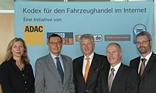 ZDK-Geschäftsführer Ulrich Dilcher, Dr. Andreas Ottofülling (Wettbewerbszentrale), Stefan J. Gaul (Mobile.de), Dr. Nicola Carbonari (Auto Scout24) und Silvia Schattenkirchner (ADAC). Foto: UnitedPictures